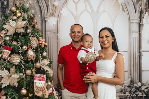 Fotografia de ensaio de Natal em estúdio temático com cenário em Vitória - ES'