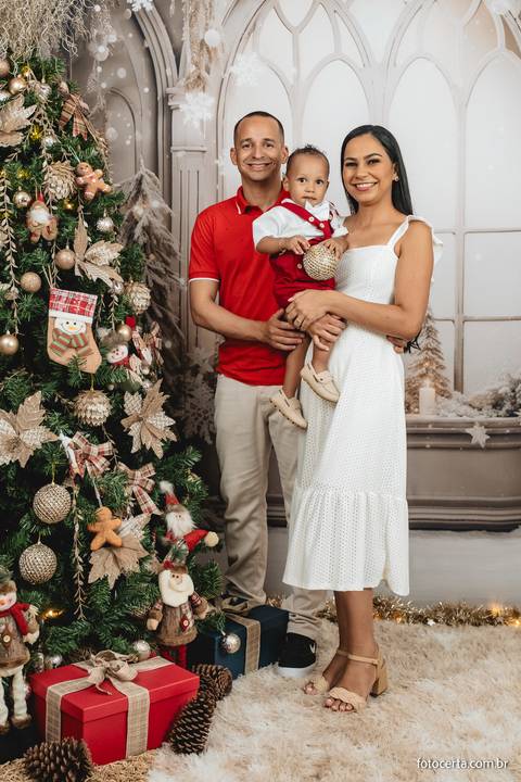Fotografia de ensaio de Natal em estúdio temático com cenário em Vitória - ES'