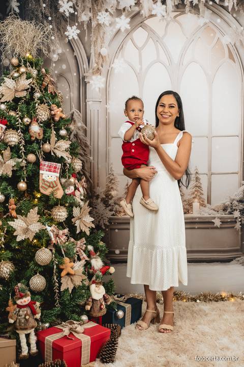 Fotografia de ensaio de Natal em estúdio temático com cenário em Vitória - ES'