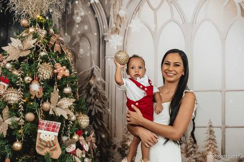 Fotografia de ensaio de Natal em estúdio temático com cenário em Vitória - ES'