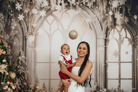 Fotografia de ensaio de Natal em estúdio temático com cenário em Vitória - ES'