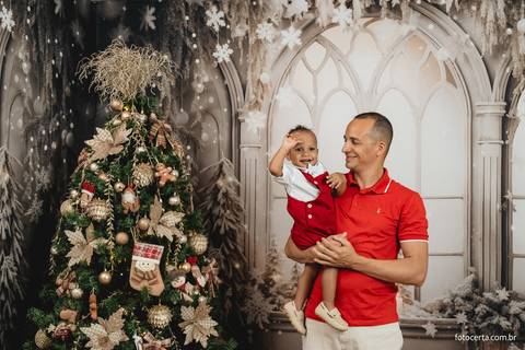 Fotografia de ensaio de Natal em estúdio temático com cenário em Vitória - ES'