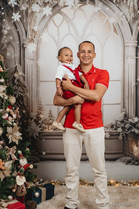 Fotografia de ensaio de Natal em estúdio temático com cenário em Vitória - ES'