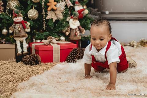 Fotografia de ensaio de Natal em estúdio temático com cenário em Vitória - ES'