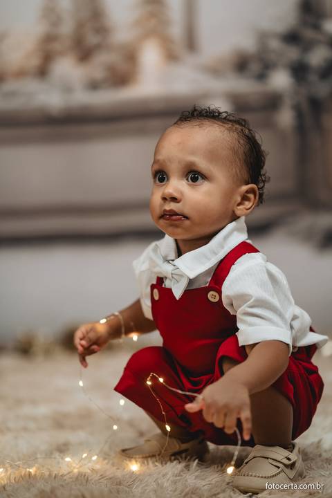 Fotografia de ensaio de Natal em estúdio temático com cenário em Vitória - ES'