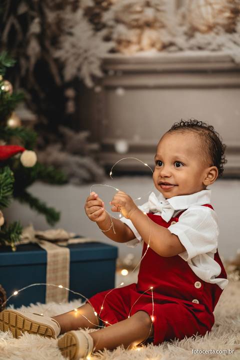 Fotografia de ensaio de Natal em estúdio temático com cenário em Vitória - ES'