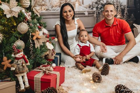 Fotografia de ensaio de Natal em estúdio temático com cenário em Vitória - ES'
