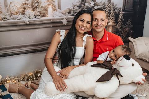 Fotografia de ensaio de Natal em estúdio temático com cenário em Vitória - ES'