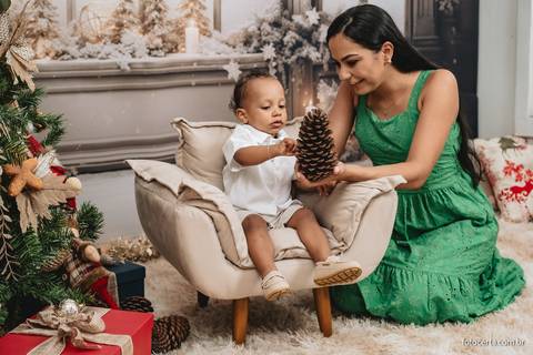Fotografia de ensaio de Natal em estúdio temático com cenário em Vitória - ES'