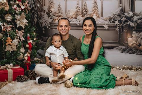 Fotografia de ensaio de Natal em estúdio temático com cenário em Vitória - ES'