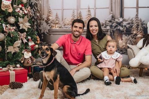 Fotografia de ensaio de Natal em estúdio temático com cenário em Vitória - ES'