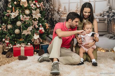 Fotografia de ensaio de Natal em estúdio temático com cenário em Vitória - ES'