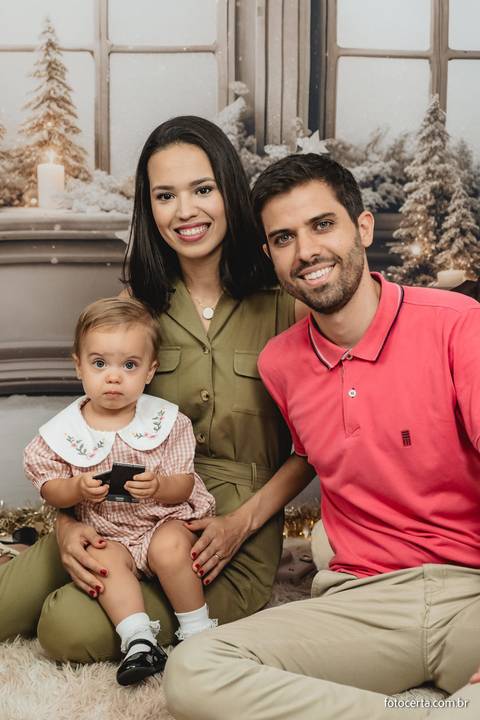 Fotografia de ensaio de Natal em estúdio temático com cenário em Vitória - ES'