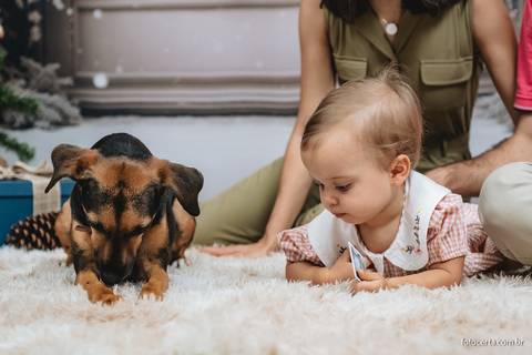 Fotografia de ensaio de Natal em estúdio temático com cenário em Vitória - ES'