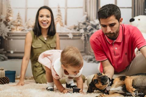 Fotografia de ensaio de Natal em estúdio temático com cenário em Vitória - ES'
