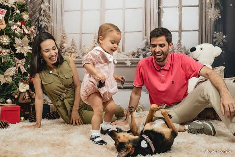 Fotografia de ensaio de Natal em estúdio temático com cenário em Vitória - ES'