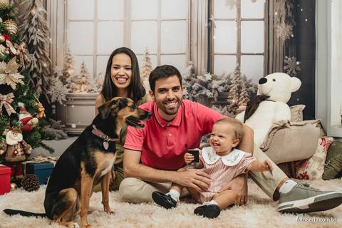 Fotografia de ensaio de Natal em estúdio temático com cenário em Vitória - ES'