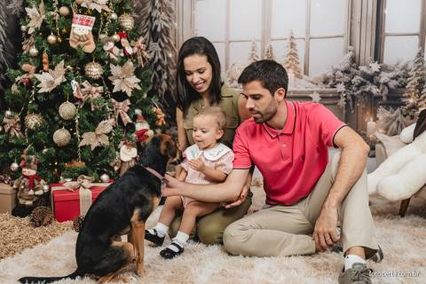 Fotografia de ensaio de Natal em estúdio temático com cenário em Vitória - ES'