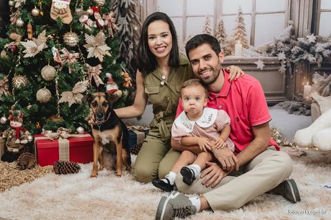 Fotografia de ensaio de Natal em estúdio temático com cenário em Vitória - ES'