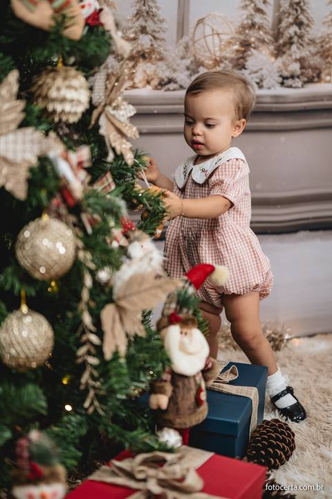 Fotografia de ensaio de Natal em estúdio temático com cenário em Vitória - ES'