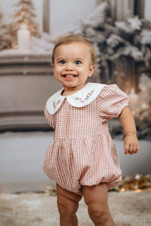 Fotografia de ensaio de Natal em estúdio temático com cenário em Vitória - ES'