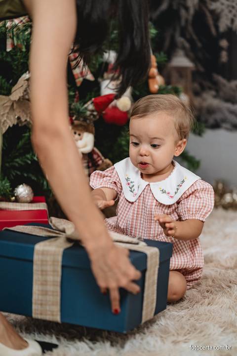 Fotografia de ensaio de Natal em estúdio temático com cenário em Vitória - ES'
