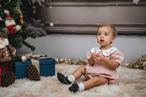 Fotografia de ensaio de Natal em estúdio temático com cenário em Vitória - ES'