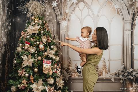 Fotografia de ensaio de Natal em estúdio temático com cenário em Vitória - ES'