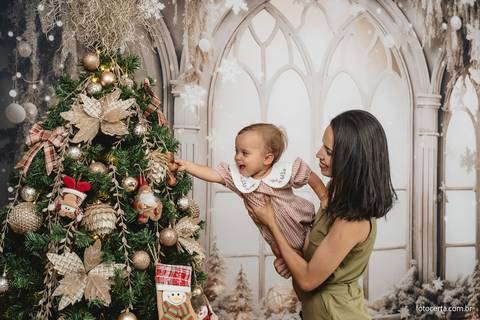 Fotografia de ensaio de Natal em estúdio temático com cenário em Vitória - ES'