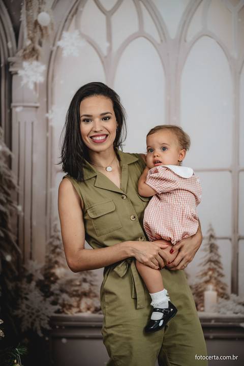 Fotografia de ensaio de Natal em estúdio temático com cenário em Vitória - ES'