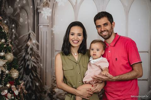 Fotografia de ensaio de Natal em estúdio temático com cenário em Vitória - ES'