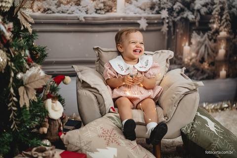 Fotografia de ensaio de Natal em estúdio temático com cenário em Vitória - ES'
