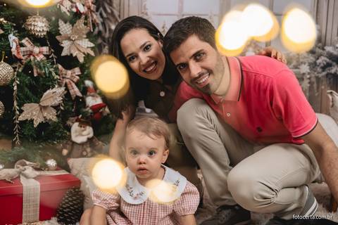 Fotografia de ensaio de Natal em estúdio temático com cenário em Vitória - ES'