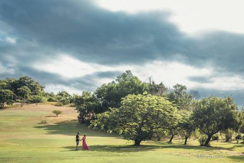 Fotografia de Ensaio Pré-Casamento no Clube Capixaba de Golf. Fernanda Bonin e Fellipe Dadalto. Fotógrafo: Luciano Pacheco - Foto Certa. Vídeo: Joel Miranda'