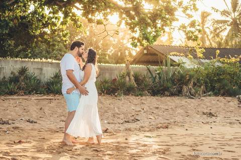 Fotografia de Ensaio Pré-Casamento na praia de Manguinhos. Fernanda Bonin e Fellipe Dadalto. Fotógrafo: Luciano Pacheco - Foto Certa. Vídeo: Joel Miranda'