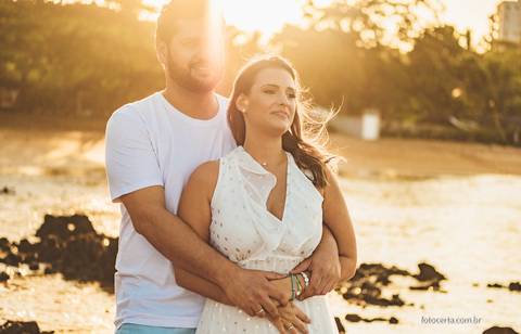 Fotografia de Ensaio Pré-Casamento na praia de Manguinhos. Fernanda Bonin e Fellipe Dadalto. Fotógrafo: Luciano Pacheco - Foto Certa. Vídeo: Joel Miranda'