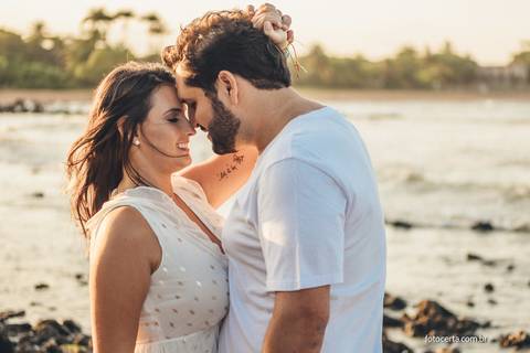 Fotografia de Ensaio Pré-Casamento na praia de Manguinhos. Fernanda Bonin e Fellipe Dadalto. Fotógrafo: Luciano Pacheco - Foto Certa. Vídeo: Joel Miranda'