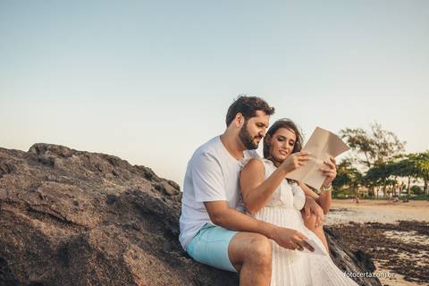 Fotografia de Ensaio Pré-Casamento na praia de Manguinhos. Fernanda Bonin e Fellipe Dadalto. Fotógrafo: Luciano Pacheco - Foto Certa. Vídeo: Joel Miranda'