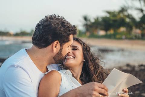 Fotografia de Ensaio Pré-Casamento na praia de Manguinhos. Fernanda Bonin e Fellipe Dadalto. Fotógrafo: Luciano Pacheco - Foto Certa. Vídeo: Joel Miranda'
