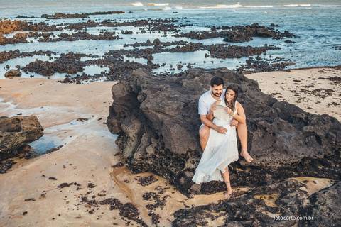 Fotografia de Ensaio Pré-Casamento na praia de Manguinhos. Fernanda Bonin e Fellipe Dadalto. Fotógrafo: Luciano Pacheco - Foto Certa. Vídeo: Joel Miranda'