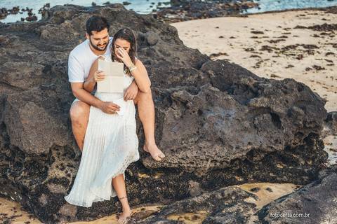 Fotografia de Ensaio Pré-Casamento na praia de Manguinhos. Fernanda Bonin e Fellipe Dadalto. Fotógrafo: Luciano Pacheco - Foto Certa. Vídeo: Joel Miranda'