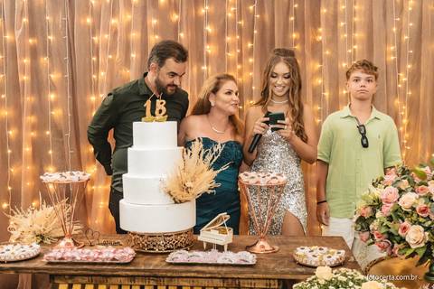 Fotografia de aniversário de 18 anos no Cerimonial Aspomires. Fotógrafo: Luciano Pacheco (Foto Certa)'