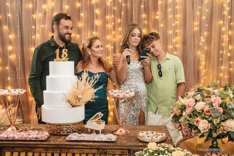 Fotografia de aniversário de 18 anos no Cerimonial Aspomires. Fotógrafo: Luciano Pacheco (Foto Certa)'