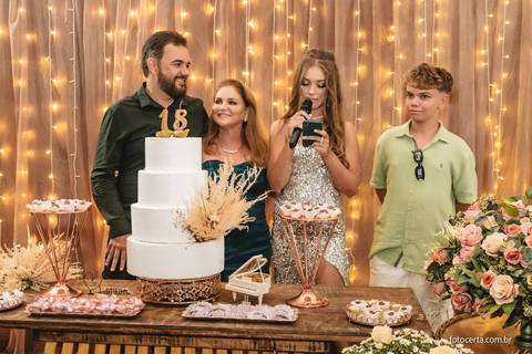 Fotografia de aniversário de 18 anos no Cerimonial Aspomires. Fotógrafo: Luciano Pacheco (Foto Certa)'