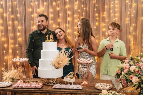 Fotografia de aniversário de 18 anos no Cerimonial Aspomires. Fotógrafo: Luciano Pacheco (Foto Certa)'