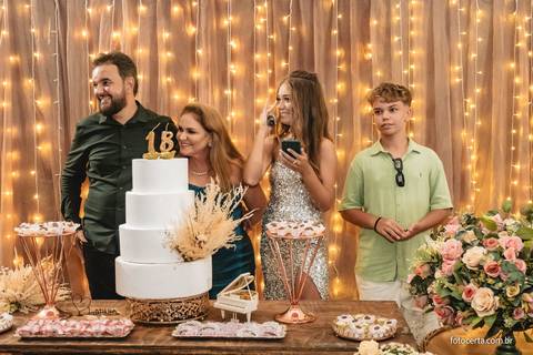 Fotografia de aniversário de 18 anos no Cerimonial Aspomires. Fotógrafo: Luciano Pacheco (Foto Certa)'