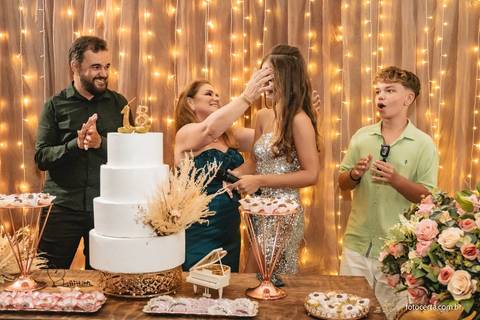Fotografia de aniversário de 18 anos no Cerimonial Aspomires. Fotógrafo: Luciano Pacheco (Foto Certa)'