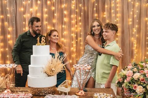 Fotografia de aniversário de 18 anos no Cerimonial Aspomires. Fotógrafo: Luciano Pacheco (Foto Certa)'