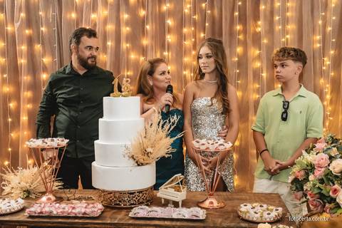 Fotografia de aniversário de 18 anos no Cerimonial Aspomires. Fotógrafo: Luciano Pacheco (Foto Certa)'