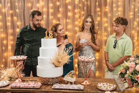 Fotografia de aniversário de 18 anos no Cerimonial Aspomires. Fotógrafo: Luciano Pacheco (Foto Certa)'